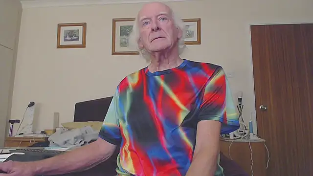 Snapshot of WaverlyKernow chatting on 02.04.25 WaverlyKernow online show from 02.04.25