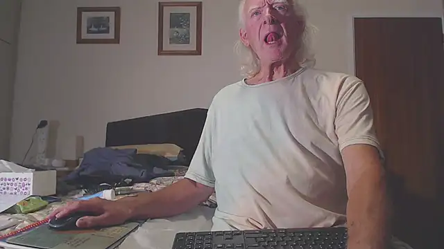 Snapshot of WaverlyKernow chatting on 09.08.25 WaverlyKernow online show from 09.08.25