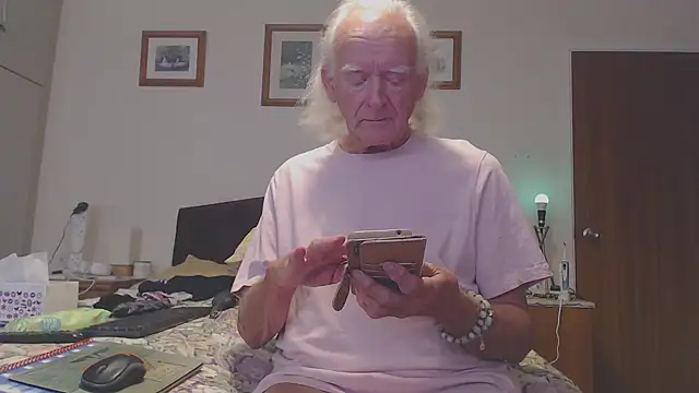 Snapshot of WaverlyKernow chatting on 09.11.25 WaverlyKernow online show from 09.11.25