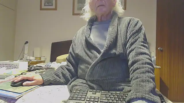 Snapshot of WaverlyKernow chatting on 09.16.25 WaverlyKernow online show from 09.16.25