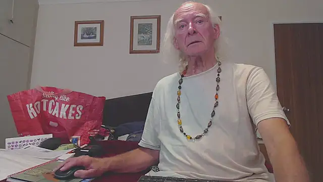 Snapshot of WaverlyKernow chatting on 09.21.25 WaverlyKernow online show from 09.21.25