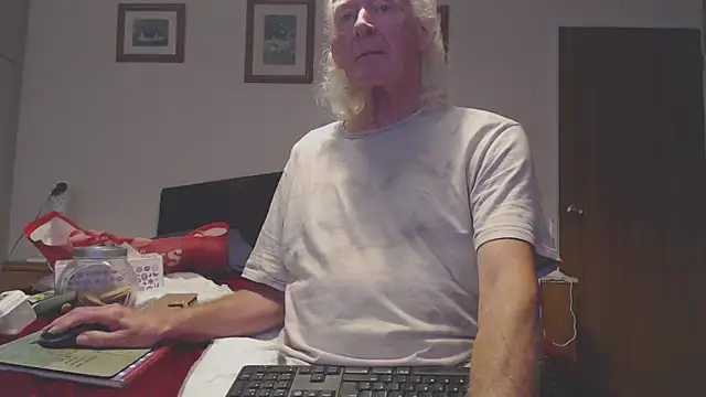 Snapshot of WaverlyKernow chatting on 09.27.25 WaverlyKernow online show from 09.27.25