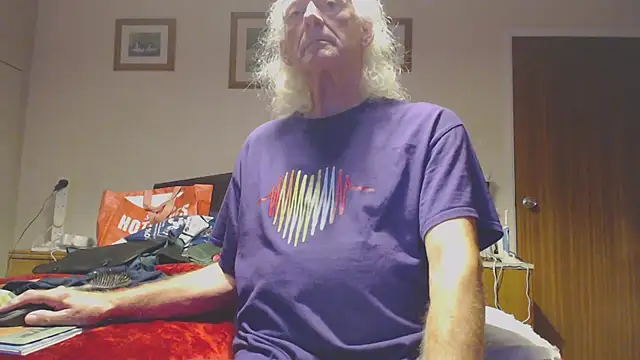 Snapshot of WaverlyKernow chatting on 10.01.25 WaverlyKernow online show from 10.01.25