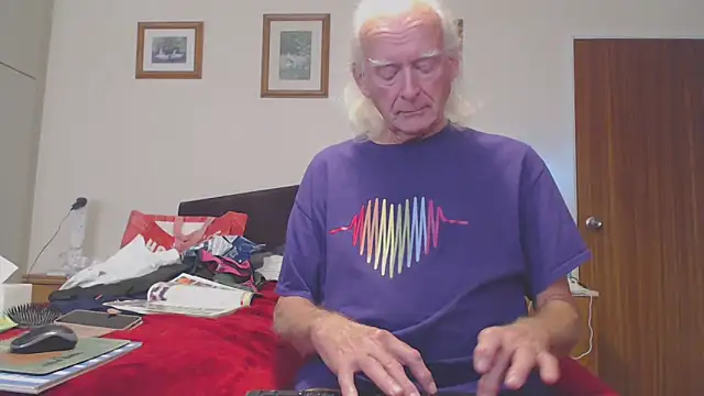 Snapshot of WaverlyKernow chatting on 10.02.25 WaverlyKernow online show from 10.02.25