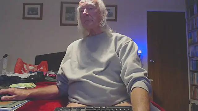 Snapshot of WaverlyKernow chatting on 10.03.25 WaverlyKernow online show from 10.03.25