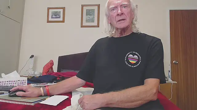 Snapshot of WaverlyKernow chatting on 10.11.25 WaverlyKernow online show from 10.11.25