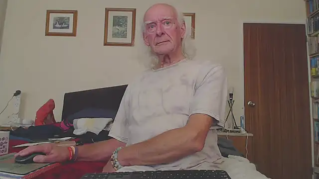 Snapshot of WaverlyKernow chatting on 10.14.25 WaverlyKernow online show from 10.14.25