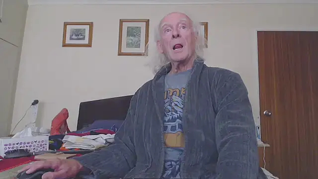 Snapshot of WaverlyKernow chatting on 10.17.25 WaverlyKernow online show from 10.17.25