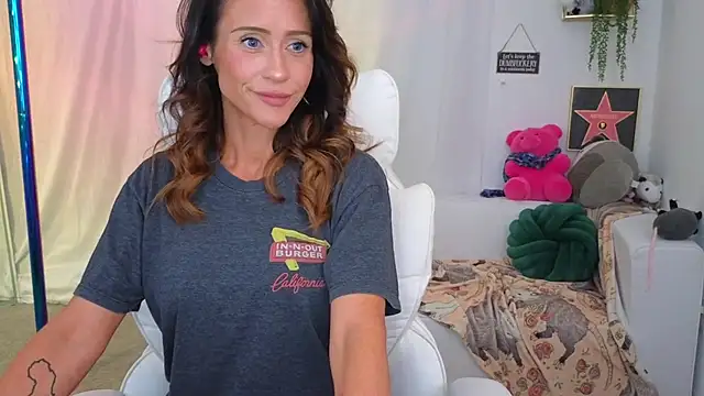 Aprilreign online show from 03.21.25