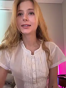 Snapshot of LunaRase chatting on 07.17.26 LunaRase online show from 07.17.26