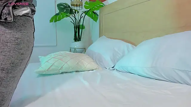 Snapshot of enma30_ chatting on 10.29.25 enma30 online show from 10.29.25