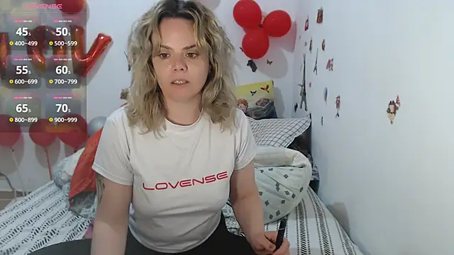 Snapshot of hotmilf4uxxx chatting on 04.02.26 hotmilf4uxxx online show from 04.02.26