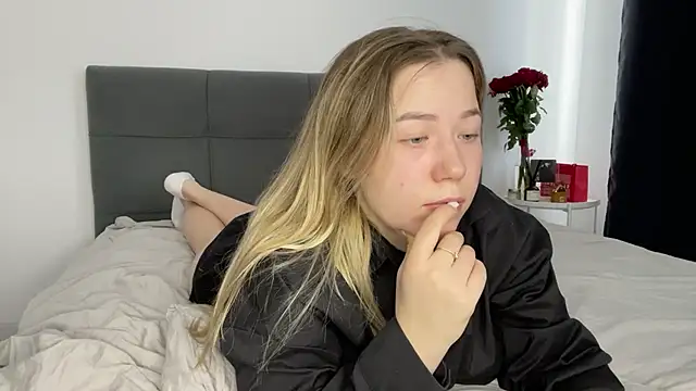 Embersweetbunny online show from 02.12.25