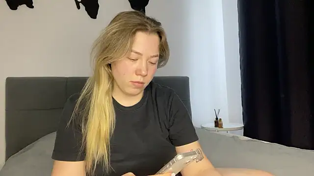 Embersweetbunny online show from 02.18.25