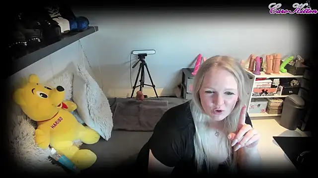 Snapshot of caro_kitten chatting on 03.21.25 caro kitten online show from 03.21.25