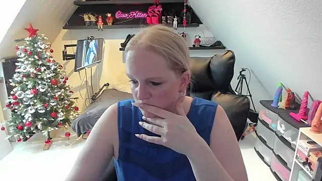 Snapshot of caro_kitten chatting on 12.05.25 caro kitten online show from 12.05.25