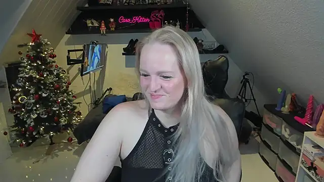 Snapshot of caro_kitten chatting on 12.19.25 caro kitten online show from 12.19.25