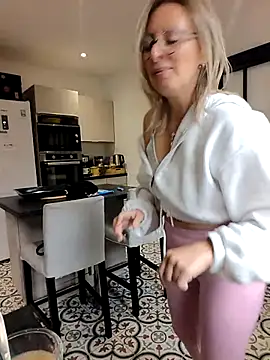 Snapshot of Jade_Emeraud chatting on 12.15.25 Jade Emeraud online show from 12.15.25