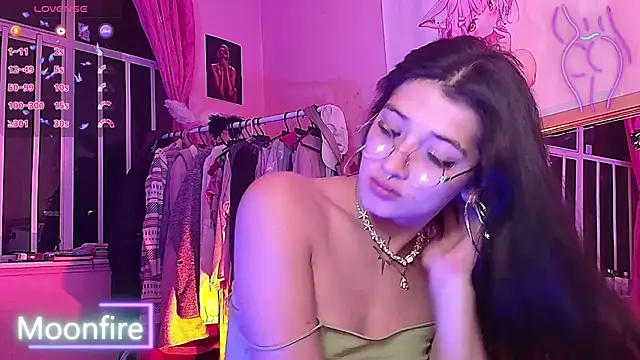 Snapshot of moonfiredancer chatting on 09.10.25 moonfiredancer online show from 09.10.25