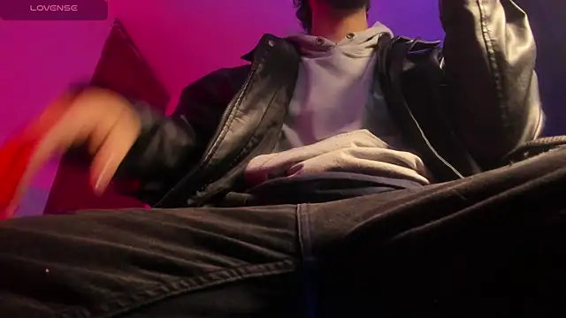 Snapshot of s_sven03 chatting on 12.21.25 s sven03 online show from 12.21.25