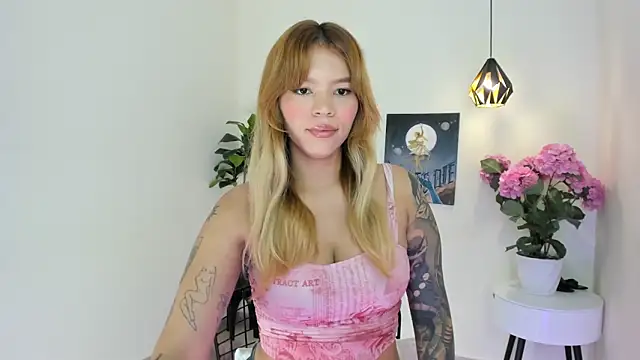 Snapshot of Adria_ross chatting on 04.23.26 Adria ross online show from 04.23.26