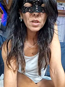 Snapshot of EmySkinny85 chatting on 10.18.25 EmySkinny85 online show from 10.18.25