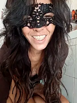 Snapshot of EmySkinny85 chatting on 11.23.25 EmySkinny85 online show from 11.23.25