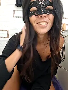 Snapshot of EmySkinny85 chatting on 11.24.25 EmySkinny85 online show from 11.24.25