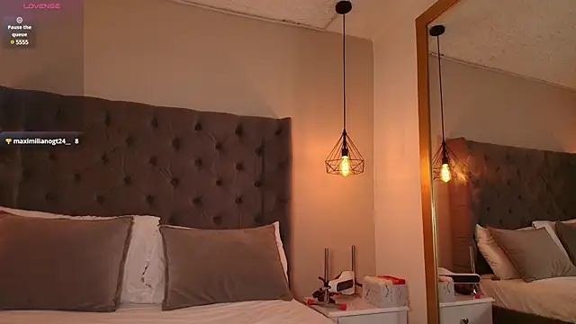 Snapshot of AngelinaRoss_ chatting on 02.04.25 AngelinaRoss online show from 02.04.25