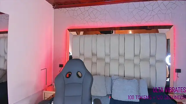 Snapshot of AngelineHeet chatting on 12.18.24 AngelineHeet online show from 12.18.24