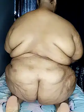 Snapshot of fatafricanqueen chatting on 01.03.25 fatafricanqueen online show from 01.03.25