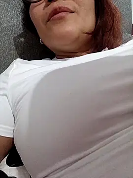 Snapshot of ZUCAAT chatting on 11.21.25 ZUCAAT online show from 11.21.25