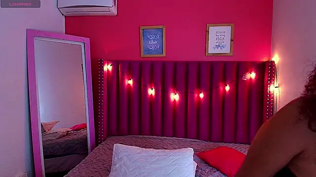 Snapshot of littleebonny chatting on 12.25.24 littleebonny online show from 12.25.24