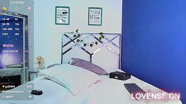 Snapshot of littleebonny chatting on 01.12.25 littleebonny online show from 01.12.25