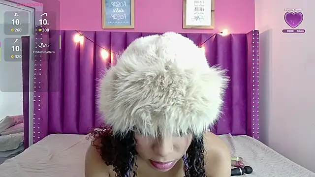 Snapshot of littleebonny chatting on 11.10.25 littleebonny online show from 11.10.25