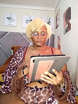 Snapshot of CocoBootyyy chatting on 09.11.25 CocoBootyyy online show from 09.11.25