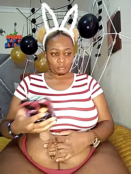 Snapshot of CocoBootyyy chatting on 10.23.25 CocoBootyyy online show from 10.23.25