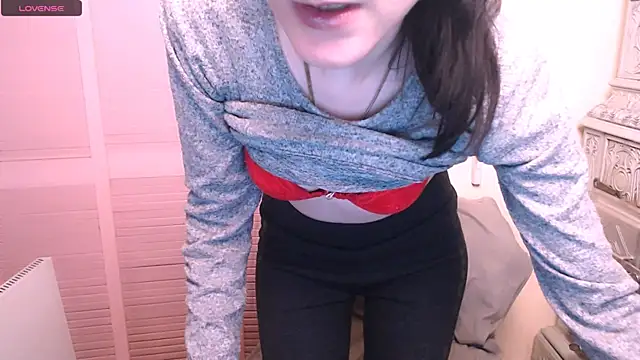 Snapshot of AmandaSell chatting on 12.13.24 AmandaSell online show from 12.13.24
