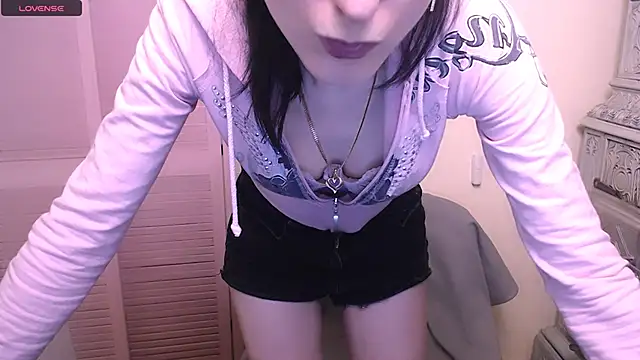 Snapshot of AmandaSell chatting on 12.14.24 AmandaSell online show from 12.14.24