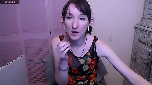 Snapshot of AmandaSell chatting on 12.18.24 AmandaSell online show from 12.18.24