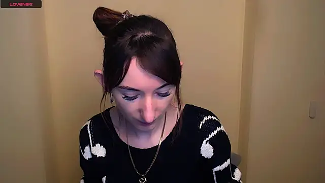 Snapshot of AmandaSell chatting on 02.27.25 AmandaSell online show from 02.27.25