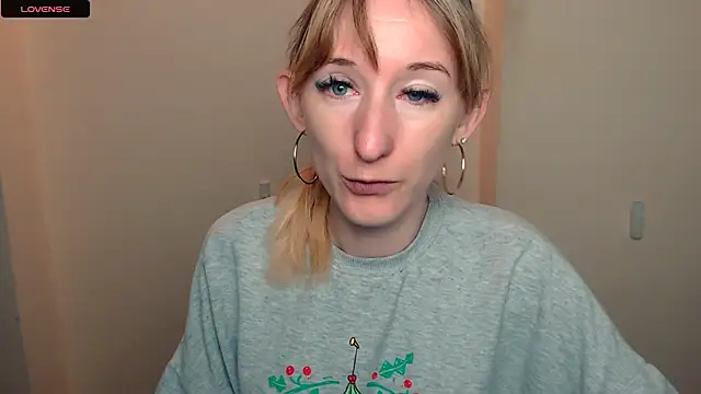 Snapshot of AmandaSell chatting on 09.15.25 AmandaSell online show from 09.15.25
