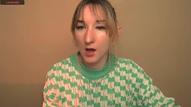 Snapshot of AmandaSell chatting on 12.19.25 AmandaSell online show from 12.19.25