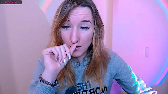 Snapshot of AmandaSell chatting on 12.22.25 AmandaSell online show from 12.22.25