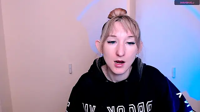 Snapshot of AmandaSell chatting on 04.21.26 AmandaSell online show from 04.21.26