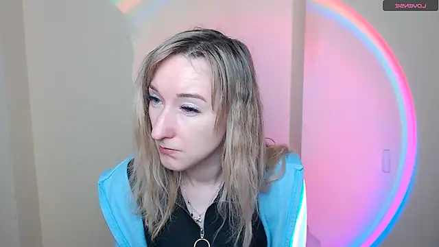 Snapshot of AmandaSell chatting on 05.16.26 AmandaSell online show from 05.16.26