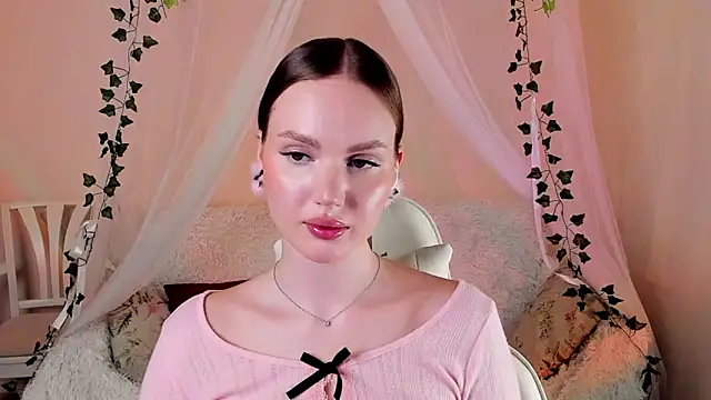 Snapshot of MishkaMe chatting on 11.16.25 MishkaMe online show from 11.16.25