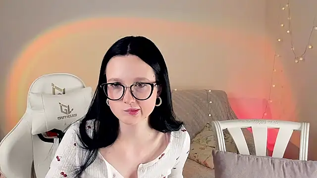 Snapshot of MishkaMe chatting on 11.25.25 MishkaMe online show from 11.25.25