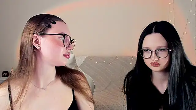 Snapshot of MishkaMe chatting on 11.28.25 MishkaMe online show from 11.28.25