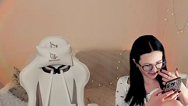 Snapshot of MishkaMe chatting on 12.04.25 MishkaMe online show from 12.04.25